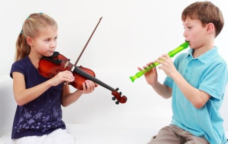 Как обучение на музыкальных инструментах может улучшить знание языка и чтение